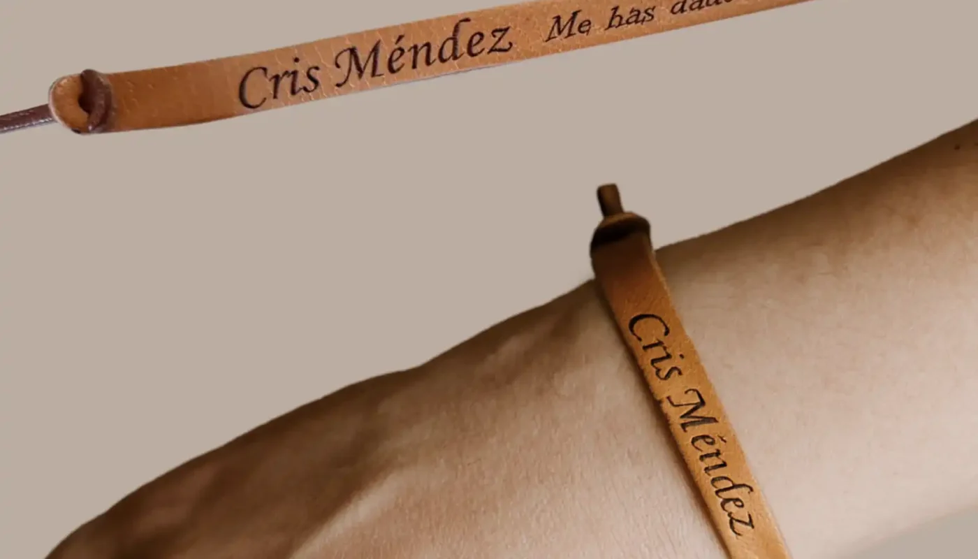 pulsera de cuero cris méndez merchandising oficial